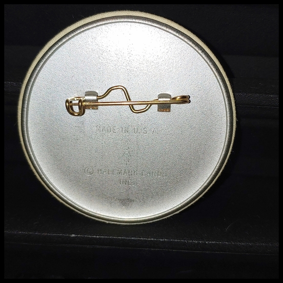 Vintage Hallmark Valentines Button Somebody Loves Me - Picture 2 of 3